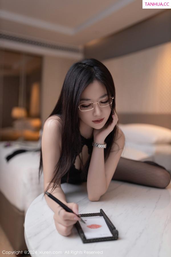鱼子酱fish  [XiuRen]高清写真图 2024.01.19 No.7992 鱼子酱Fish 黑丝美腿第33张图片